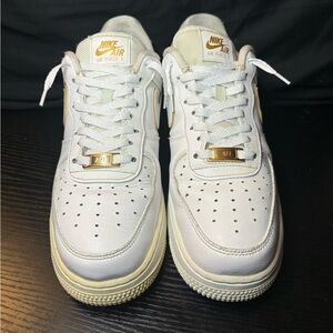 Women’s white Nike low top AIR Force 1’s